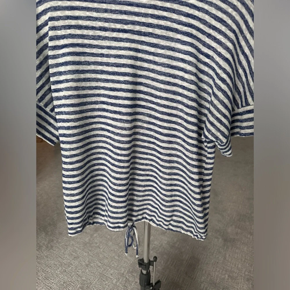 ✨Light Weight Striped Short Sleeve Tee in Blue and White |  Summer | Size XS - Picture 4 of 8